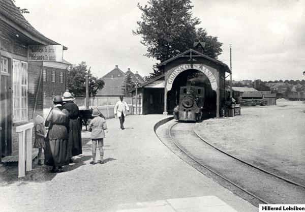 Hillerød Station, Gribskovbanens endestation. Ukendt fotograf. Postkort, ca. 1924. 