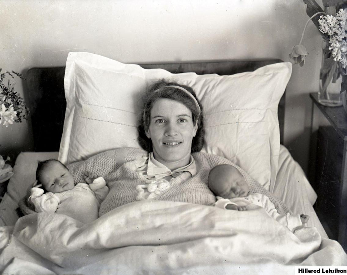 Ingrid-Haagensen-fotograferet-i-familie-Haagensens-hjem-med-tvillingerne-Hans-ogGrete-1942-Fotograf-Thorvald-Staunstrup