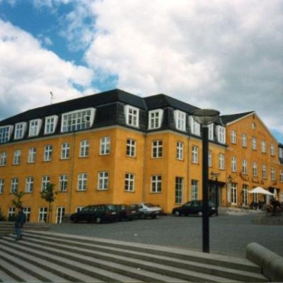  Ret & Råds tidligere hjemsted lå ud mod søen i Hotel København-bygningen. Foto: ca. 1990, Lokalhistorisk Arkiv, Hillerød Bibliotek.  