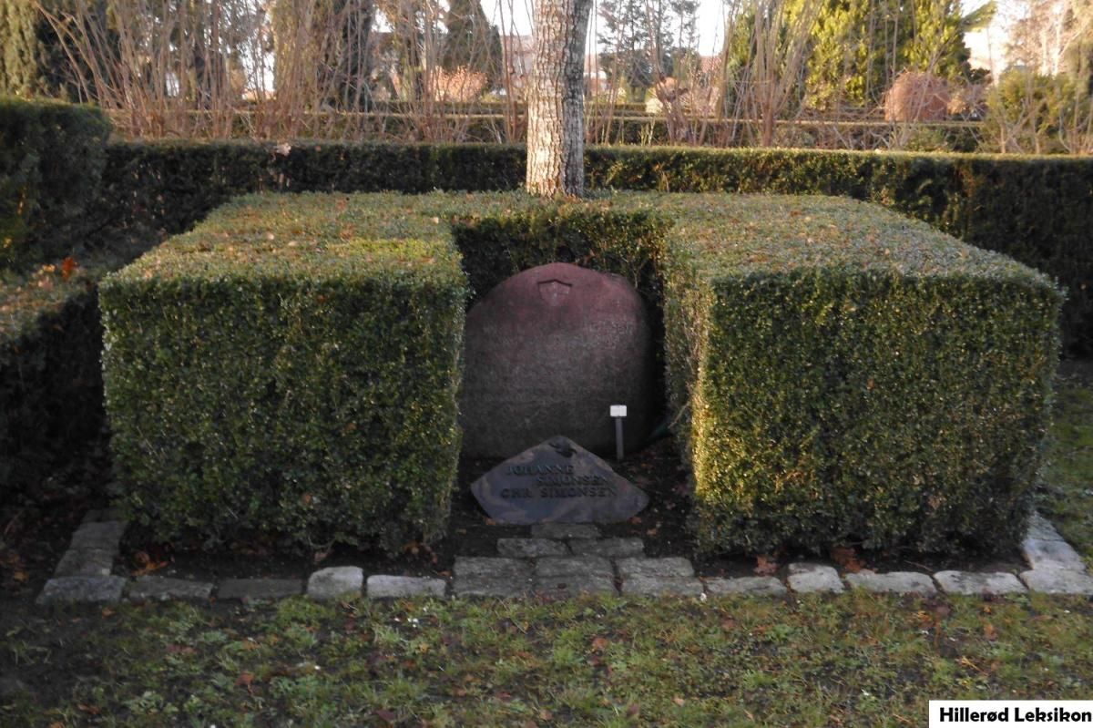 Jørgen Kjær Simonsens gravsted på Hillerød Kirkegård, nr. C 47. Hans forældres gravsten ses forrest. Foto: Asger Berg, 2023.