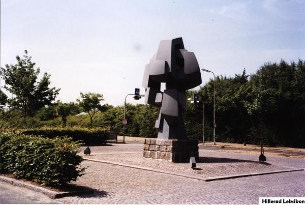 Helge Holmskov. Abstrakt kæmpe skulptur på Milnersvej 39. Gave fra Hillerød Landbobank. (Foto: Hillerød Lokalhistoriske Arkiv)