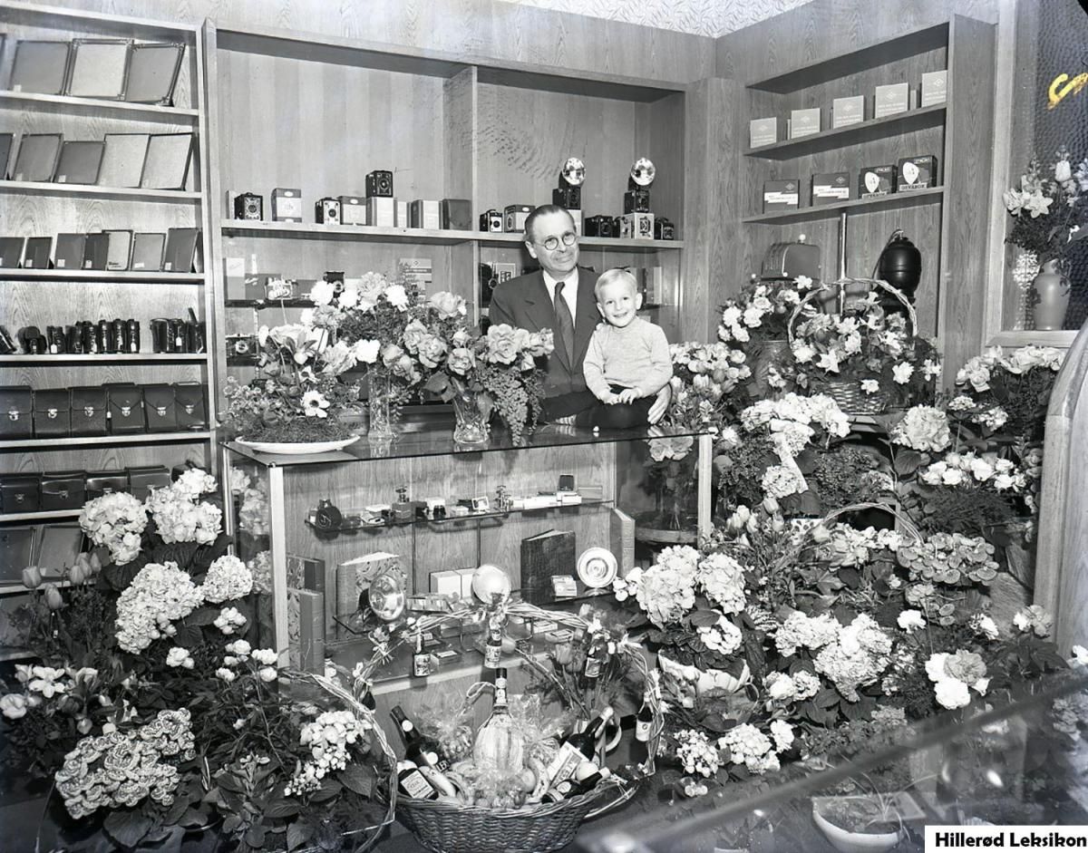 Thorvald Staunstrup med sønnen Erik i anledningen af firmaets 50-års jubilæum 1953. (Fotograf ukendt. Lokalhistorisk Arkiv Hillerød Bibliotek).