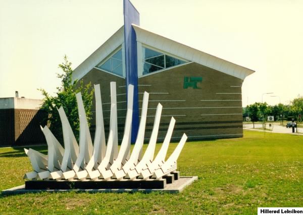 Skulptur foran HTC 1990-2000 (Gunnar Aagaard Andersen)