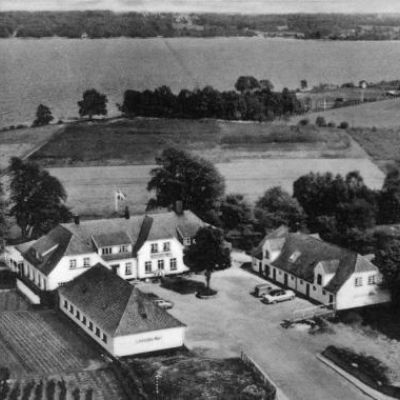 Nødebovej 26. Nødebo Kro. I baggrunden Esrum sø.(Fotograf: Viggo Sylvest Jensen. 1940-1959.Lokalhistorisk Arkiv Hillerød Bibliotek)