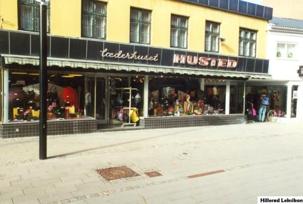 Læderhuset Husted, Helsingørsgade 11.(Ukendt fotograf, marts 2000, Lokalhistorisk Arkiv, Hillerød Bibliotek).