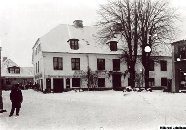 Vinterbillede af Vosbeins gård i Møllestræde, ca. 1900. (Foto: Carl Rathsach. Lokalhistorisk Arkiv, Hillerød Bibliotek)