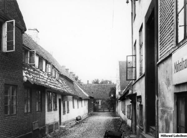 Baronessernes Hus ses for enden af Byskriverstræde. Foto fra perioden 1924-36, set fra Slotsgade. Foto: Ukendt fotograf