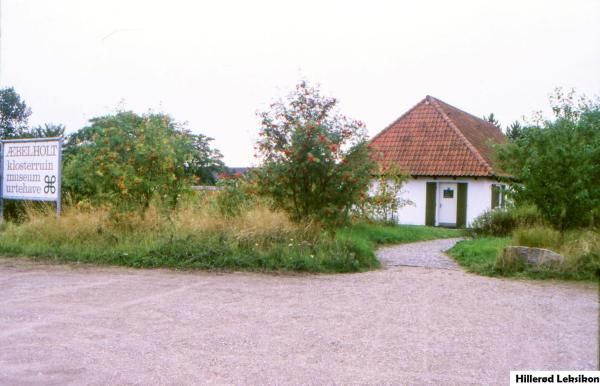 Indgangen til Æbelholt Kloster (Foto: Orla Larsen, august 1989. Lokalhistorisk Arkiv, Hillerød Bibliotek).