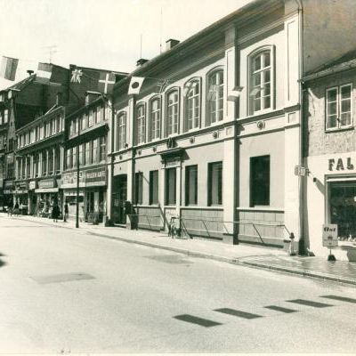  Frederiksborg Apotek, Slotsgade 19. 1974 (Fotograf ukendt.Lokalhistorisk Arkiv Hillerød Bibliotek)