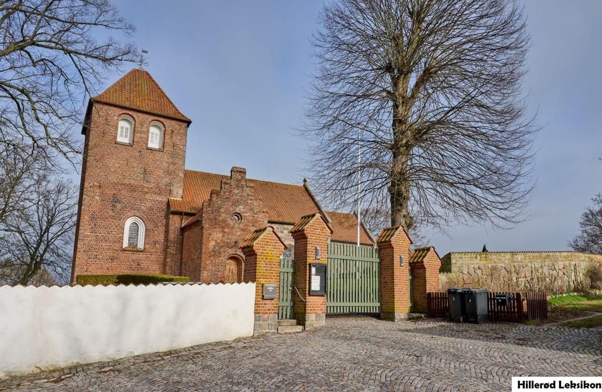 Lille Lyngby Kirke 2024. ( fotograf: Per Buchmann Hillerød Lokalhistoriske Arkiv)