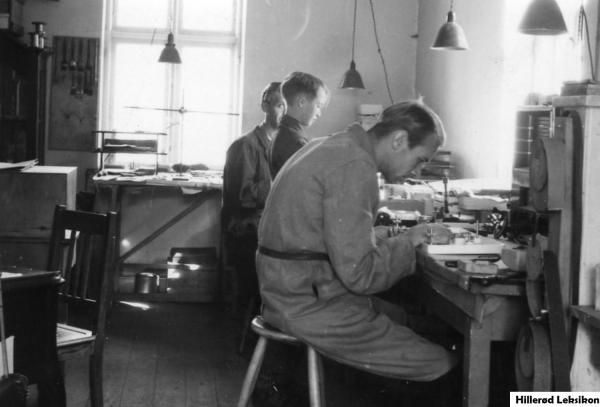 Mogens Petersen i værkstedet på Buevej 1 (Ukendt. Lokalhistorisk Arkiv, Hillerød Bibliotek.)