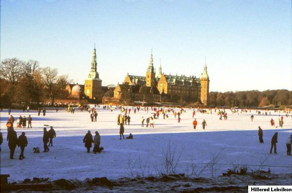 Frederiksborg Slot. En vinterdag i januar 1997, da Frederiksborg Slotssø var tiliset og åben for skøjteløb. (Fotograf: Orla Larsen).