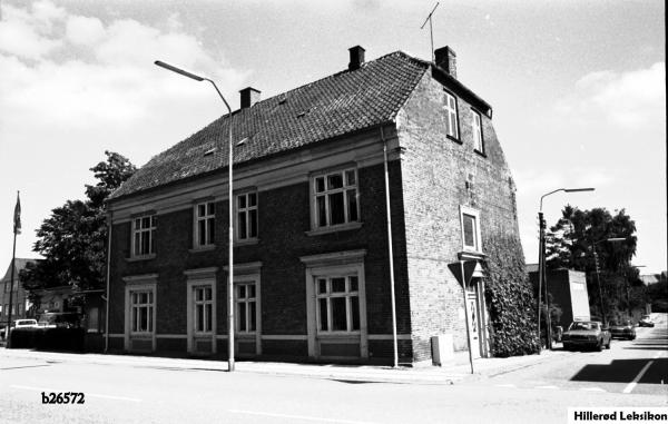 Huset i Helsingørsgade, hvor Pontoppidan boede 1904-08, dengang med udsigt over Slotssøen til Frederiksborg Slot. Foto: Jørgen Rubæk Hansen, 1984. 