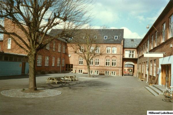 Skolegården. (Foto dateret 1970-2000, Lokalhistorisk Arkiv, Hillerød Bibliotek).