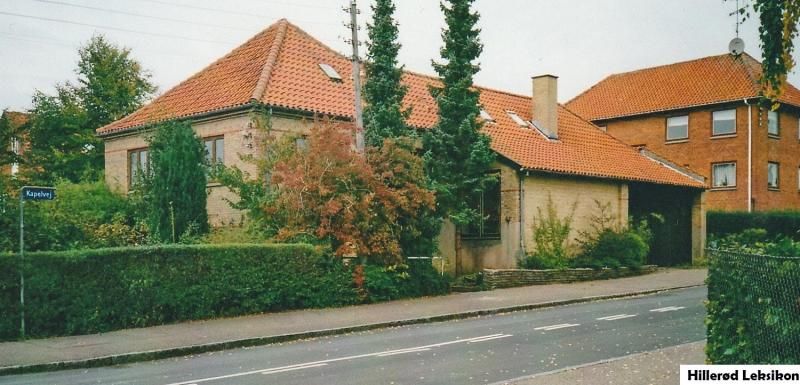 Tietgensvej 8, hjørnet af Kapelvej, hvor Zonen havde redningsstation indtil 1962. Garagerne vendte ud mod Kapelvej. Foto: Mona S. Petersen, 2005.