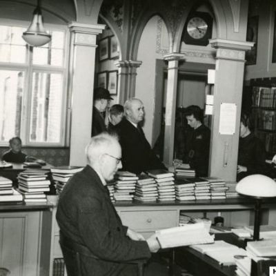 Overbibliotekar Anders Uhrskov med flere i biblioteket på Nordre Jernbanevej ca. 1950 (Fotograf: Thorvald Staunstrup. Lokalhistorisk Arkiv Hillerød Bibliotek).