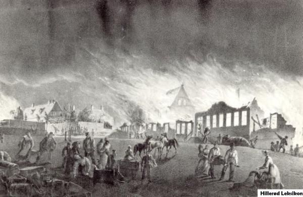 Storbranden i 1834, set fra Torvet. I baggrunden til venstre ses Præstegården, som blev skånet, men Christian 4.s gamle skole midt i billedet brændte ned. (Affotografering af samtidigt tryk. Lokalhistorisk Arkiv, Hillerød Bibliotek).