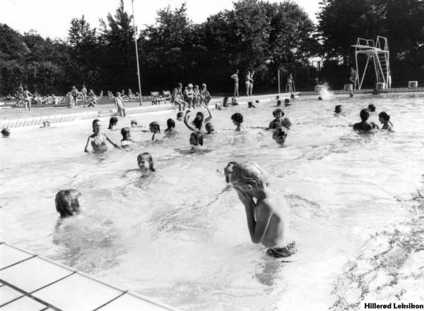 Friluftsbadet ved Frederiksborg Byskole ca.1956. Lærer Vibeke Flarup underviser i svømning. ( Fotograf: Ukendt, Lokalhistorisk Arkiv, Hillerød Bibliotek)