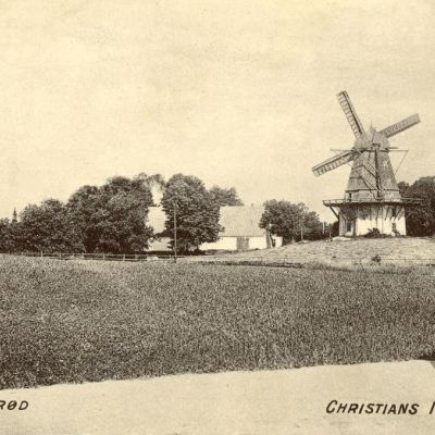 Christians Mølle set fra Vinkelvej. Postkort 1910. (Fotograf: Ukendt. Lokalhistorisk Arkiv, Hillerød Bibliotek)