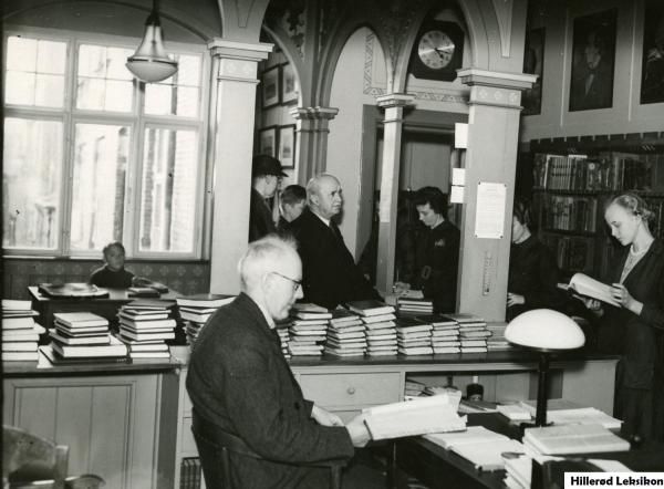 Overbibliotekar Anders Uhrskov med flere i biblioteket på Nordre Jernbanevej ca. 1950 (Fotograf: Thorvald Staunstrup. Lokalhistorisk Arkiv Hillerød Bibliotek).