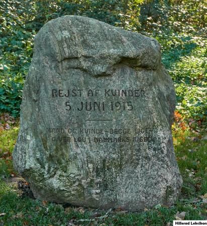 Stenen står ca. 150 meter fra Rendelæggerbakken, inde i Slotsparken. (Foto: Per Buchmann okt.2021)