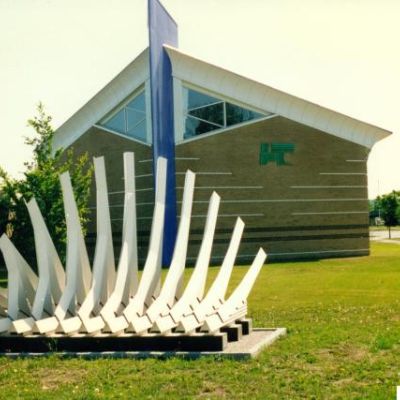 Skulptur foran HTC 1990-2000 (Gunnar Aagaard Andersen)