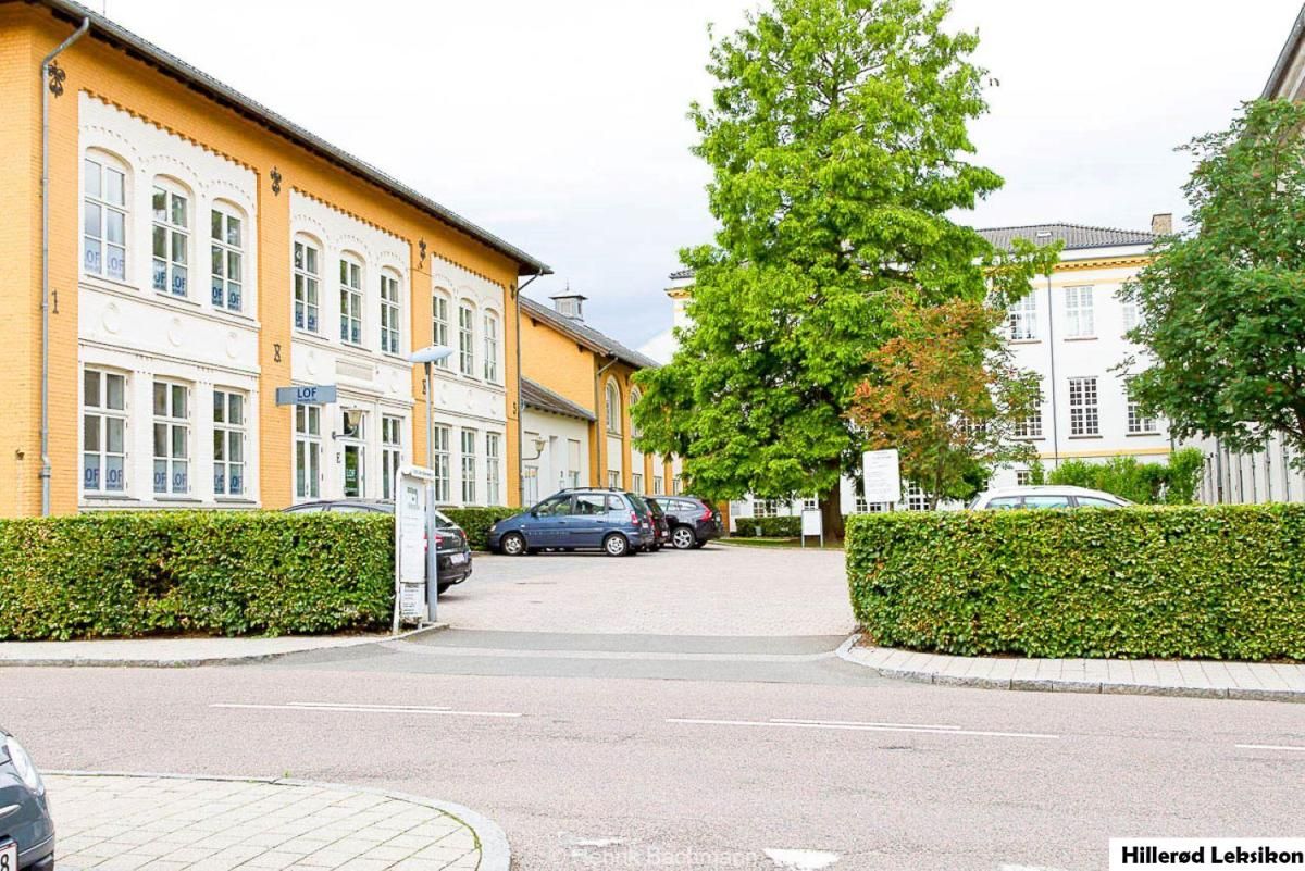 Skolegården med tilbygninger, set fra parkeringspladsen ved Søndre Jernbanevej 10. Foto: Henrik Bachmann, 2016. Lokalhistorisk Arkiv, Hillerød Bibliotek.