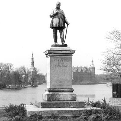 Frederik 7-statuen på Torvet. Lokalhistorisk Arkiv, Hillerød Bibliotek. (Foto: Jan F. Stephan, 1992.)