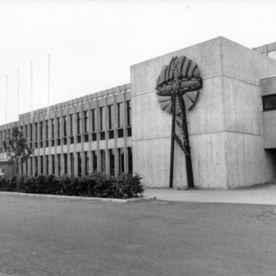 Tue Poulsens udsmykning på Frederiksborghallen. (Fotograf: Anne Sophie Rubæk Hansen 1990. Lokalhistorisk Arkiv. Hillerød Bibliotek)