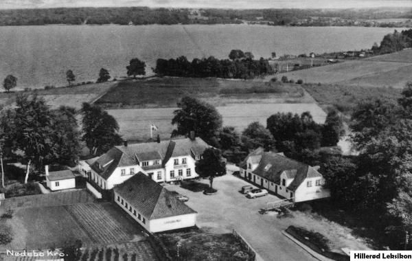 Nødebovej 26. Nødebo Kro. I baggrunden Esrum sø.(Fotograf: Viggo Sylvest Jensen. 1940-1959. Lokalhistorisk Arkiv Hillerød Bibliotek)