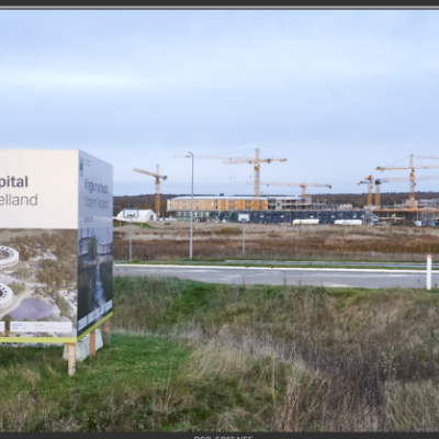 Skiltebillede af "Nyt Hospital Hillerød" 2021 (Foto: Per Buchmann. Lokalhistorisk Arkiv, Hillerød Bibliotek)