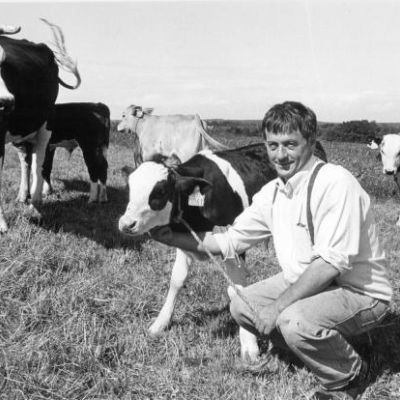 Ole Stark på fødegården i 1997. (Foto: Lokalhistorisk Arkiv, Hillerød Bibliotek.)