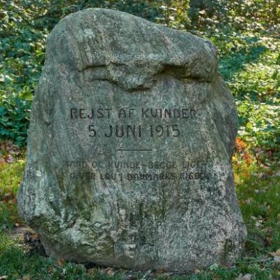 Stenen står ca. 150 meter fra Rendelæggerbakken, inde i Slotsparken. (Foto: Per Buchmann okt.2021)