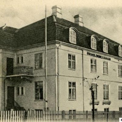 Frederiksborg Husholdningsskole, postkort ca.1905. (Fotograf ukendt. Lokalhistorisk Arkiv, Hillerød Bibliotek)