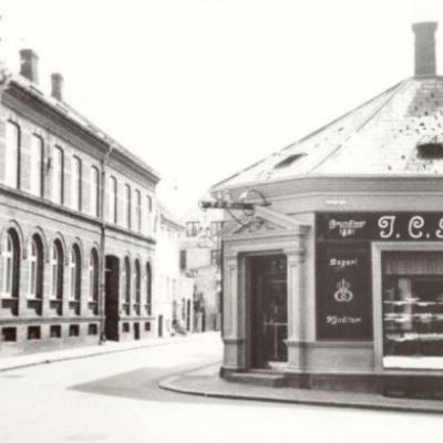 Buddes hjørne 1938. (Fotograf: Knud Ortved Andersen. Lokalhistorisk Arkiv, Hillerød Bibliotek)
