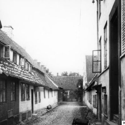 Baronessernes Hus ses for enden af Byskriverstræde. Foto fra perioden 1924-36, set fra Slotsgade. Foto: Ukendt fotograf