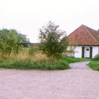 Indgangen til Æbelholt Kloster (Foto: Orla Larsen, august 1989. Lokalhistorisk Arkiv, Hillerød Bibliotek).