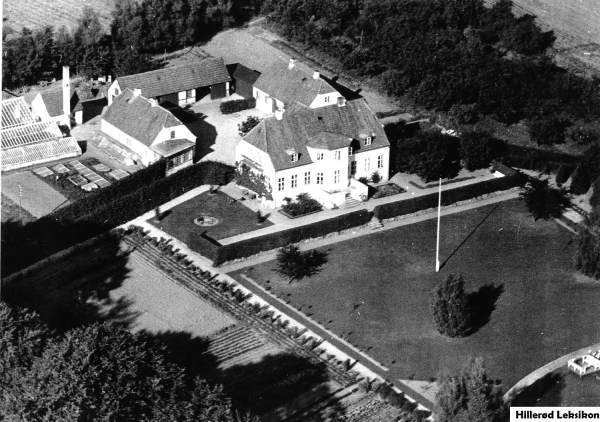 Vænget ca. 1948 -1952.Nederst til højre bådebroen. Til venstre haven og til højre frugtplantagen. Gartnerboligen, Kedelhuset, stald og grisehus.(Foto: Viggo Sylvest Jensen)
