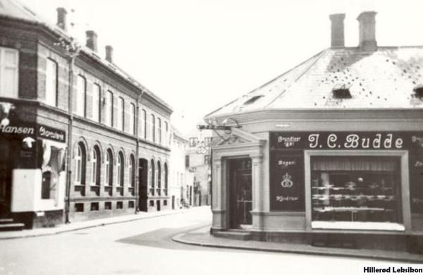 Buddes hjørne 1938. (Fotograf: Knud Ortved Andersen. Lokalhistorisk Arkiv, Hillerød Bibliotek)