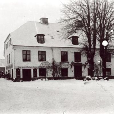 Vinterbillede af Vosbeins gård i Møllestræde, ca. 1900. (Foto: Carl Rathsach. Lokalhistorisk Arkiv, Hillerød Bibliotek)