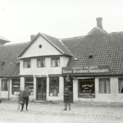 Fra venstre Frederik Olsen gæstgiveri. Anders Jensen. Købmand, Johan Skjødt Wiener Dresdener Dampbageri.(Fotograf: Carl Rathsach, ca. 1910 Lokalhistorisk Arkiv, Hillerød Bibliotek)