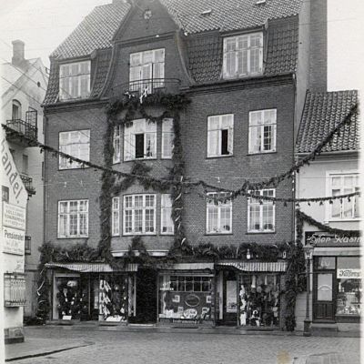 Slotsgade 12 med julepynt dec.1941 (fotograf: ukendt. Lokalhistorisk Arkiv Hillerød Bibliotek)