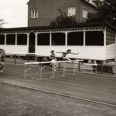 Hækkeløbere på det gamle stadion ved Sportsvej (i dag Tennisvej).(Foto fra 1970'erne, fotograf ukendt. Lokalhistorisk Arkiv, Hillerød Bibliotek).