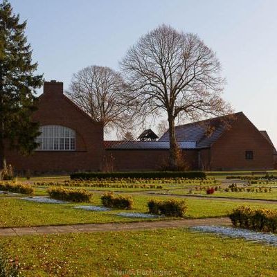 Ullerød Kirke set fra kirkegården. (Foto: Henrik Bachmann, 2016. Lokalhistorisk Arkiv, Hillerød Bibliotek).