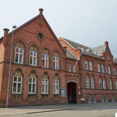 Skolebygningen med de to fløje fra 1877 til venstre, og 1905 til højre. (Foto: Per Buchmann, august 2019. Lokalhistorisk Arkiv, Hillerød Bibliotek).