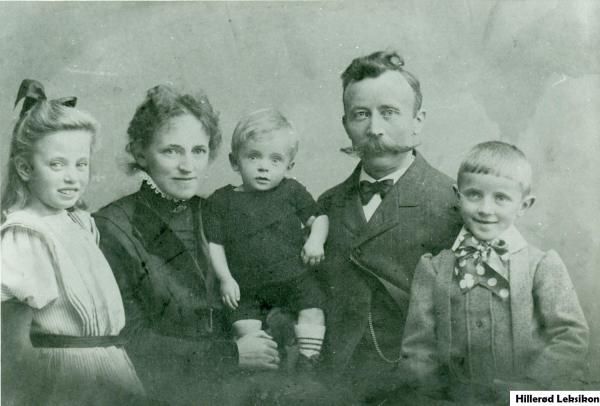 Sagfører Niels Peter Olsen med sin familie, ca. 1909. Længst til højre sønnen N.M.H. Olsen, midt for sønnen Knud Ole Høyer Olsen, f. 1907. Foto: Lokalhistorisk Arkiv, Hillerød Bibliotek.