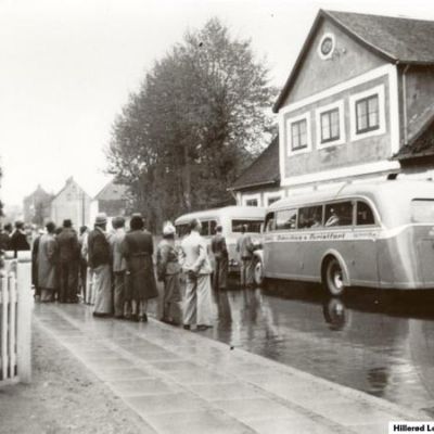 Turister ser på "Damen i vinduet" på den gamle stutmesterbolig. (Foto fra 1939.Fotograf ukendt).