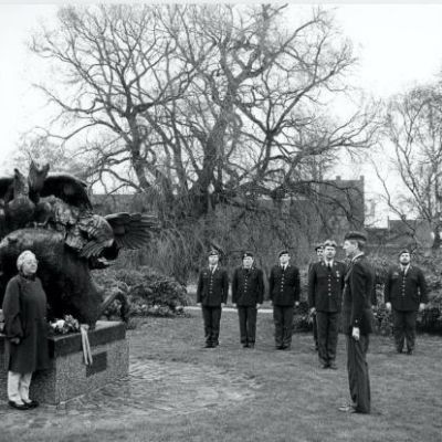 Monumentet flyttes til Amtsmandshaven. Valborg Sandberg og Claus Piber 1997. (Fotograf: Ukendt).