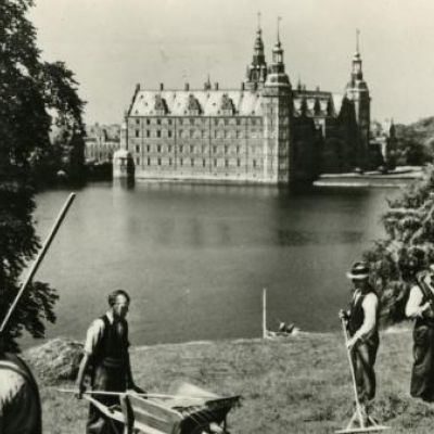 Græsset slås på Jægerbakken. Postkort 1930-50.(Fotograf: Ukendt).