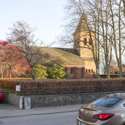  Hillerød Kirke, set fra Østergade. Foto: Henrik Bachmann, november 2016. Lokalhistorisk Arkiv, Hillerød Bibliotek. 